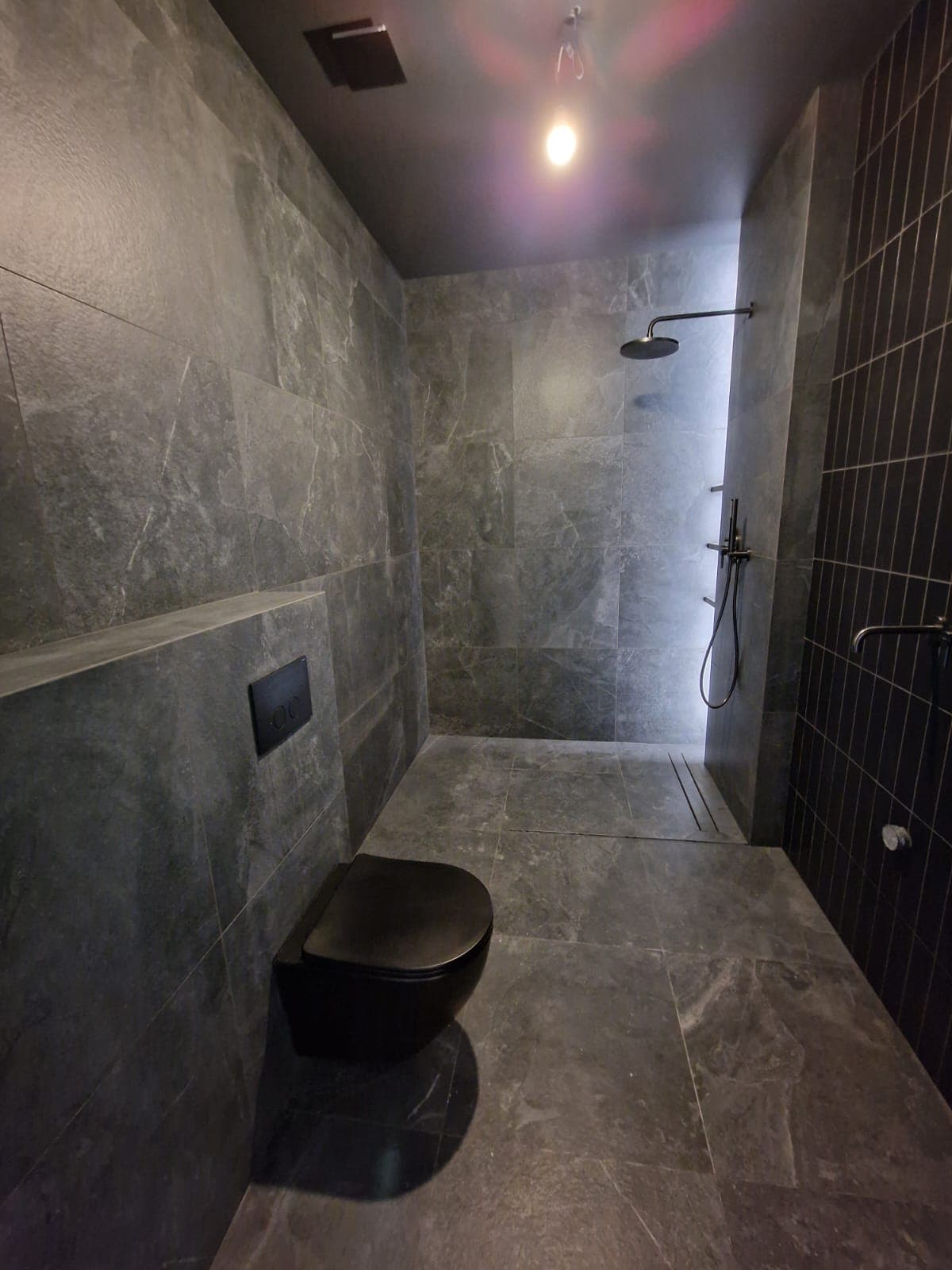 Ciemna, czarna łazienka z LED pod prysznicem i czarnym sufitem, cz1.