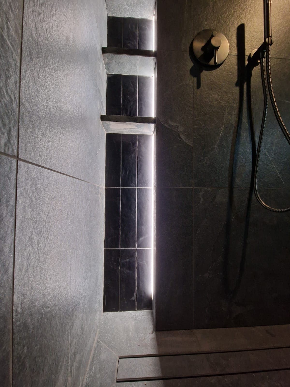 Ciemna, czarna łazienka z LED pod prysznicem i czarnym sufitem, cz1.