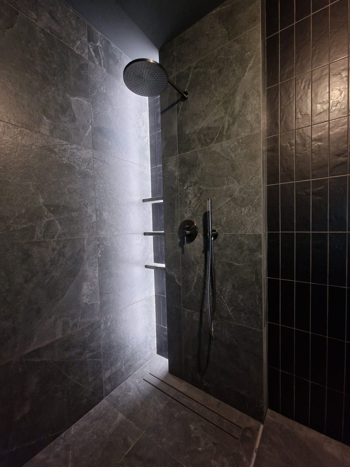 Ciemna, czarna łazienka z LED pod prysznicem i czarnym sufitem, cz2