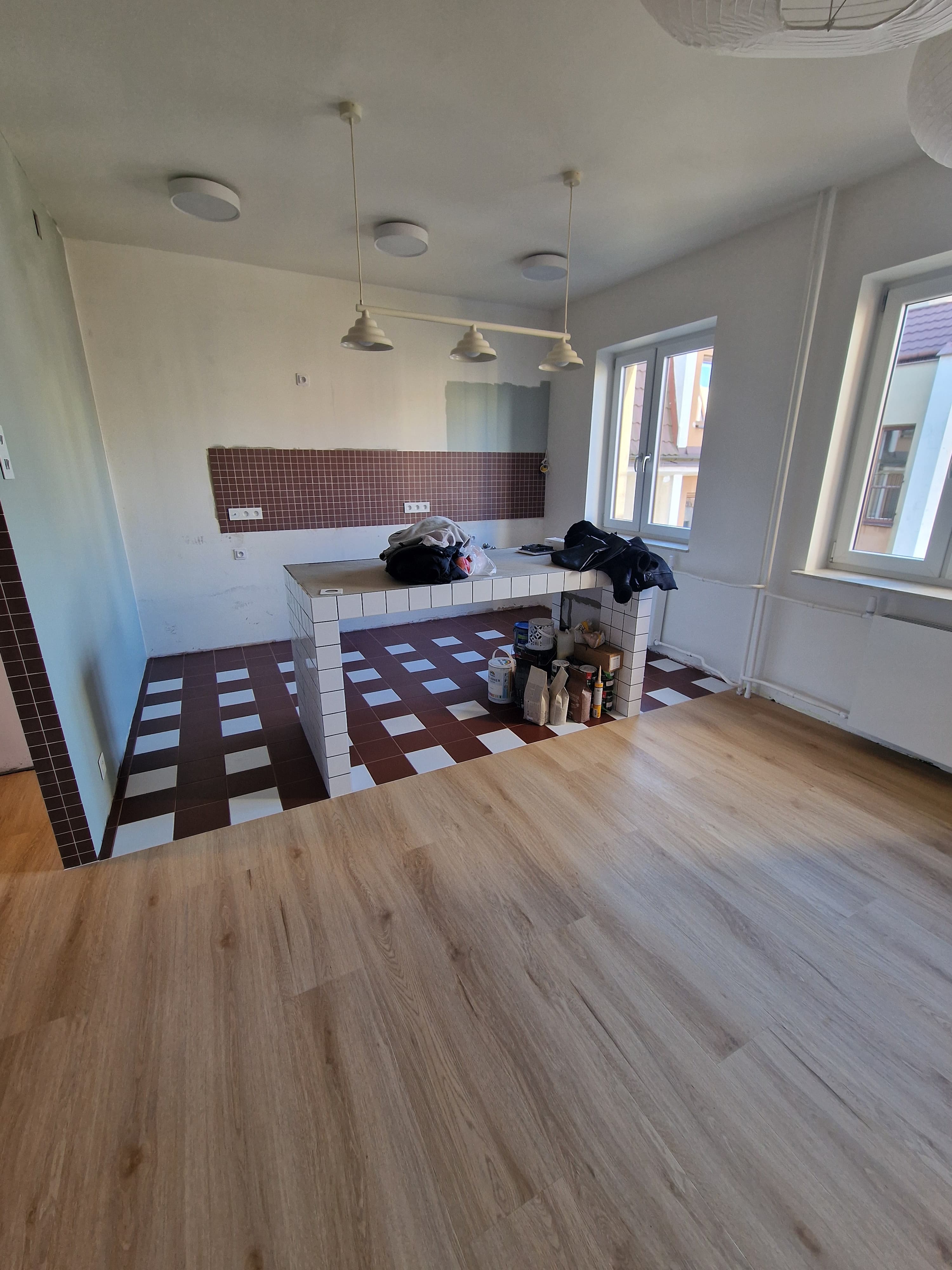 Kuchnia w stylu hiszpańskim. Wyspa obłożona płytkami, blat i zabudowa do dorobienia przez stolarza.