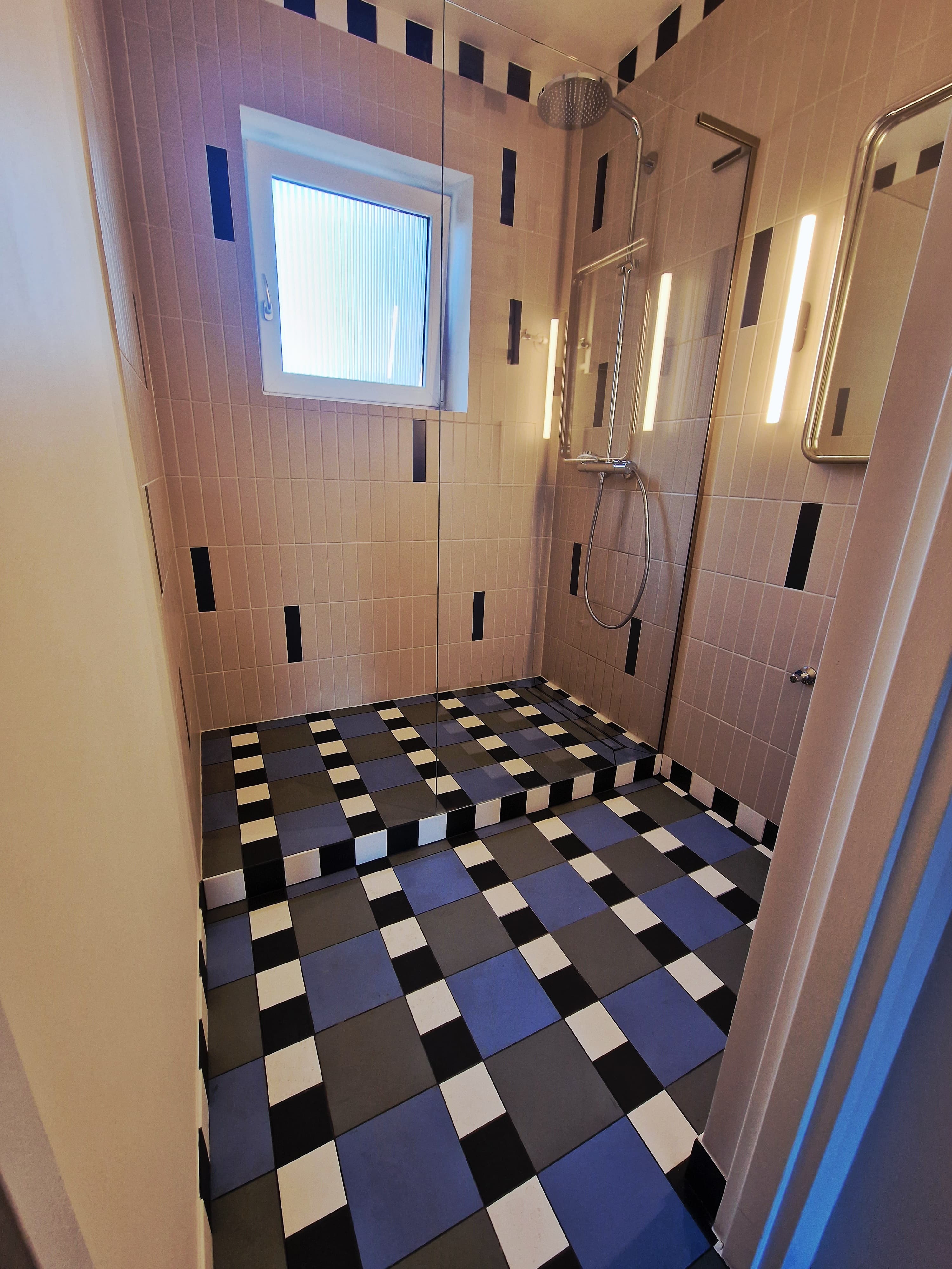 Łazienka w stylu hiszpańskim.